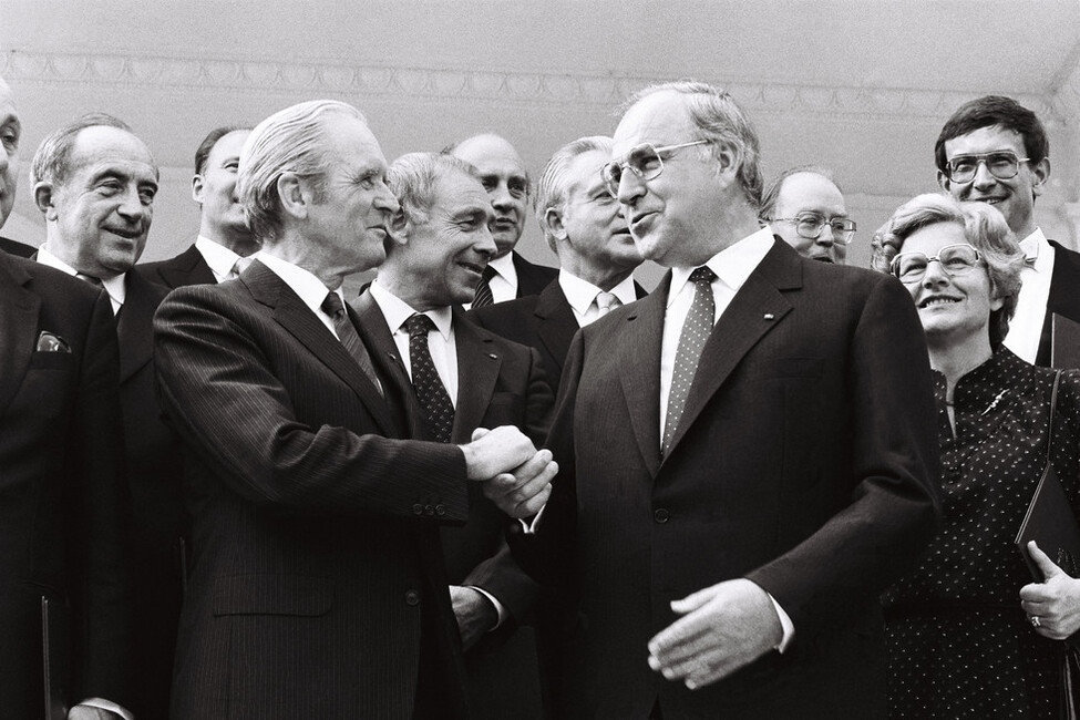 Karl Carstens gibt Helmut Kohl die Hand (© BPA) Karl Carstens gibt Helmut Kohl die Hand