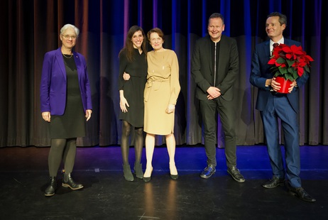 Elke Büdenbender mit Theresa Breuer, der Preisträgerin des 1. Urania Courage Preises