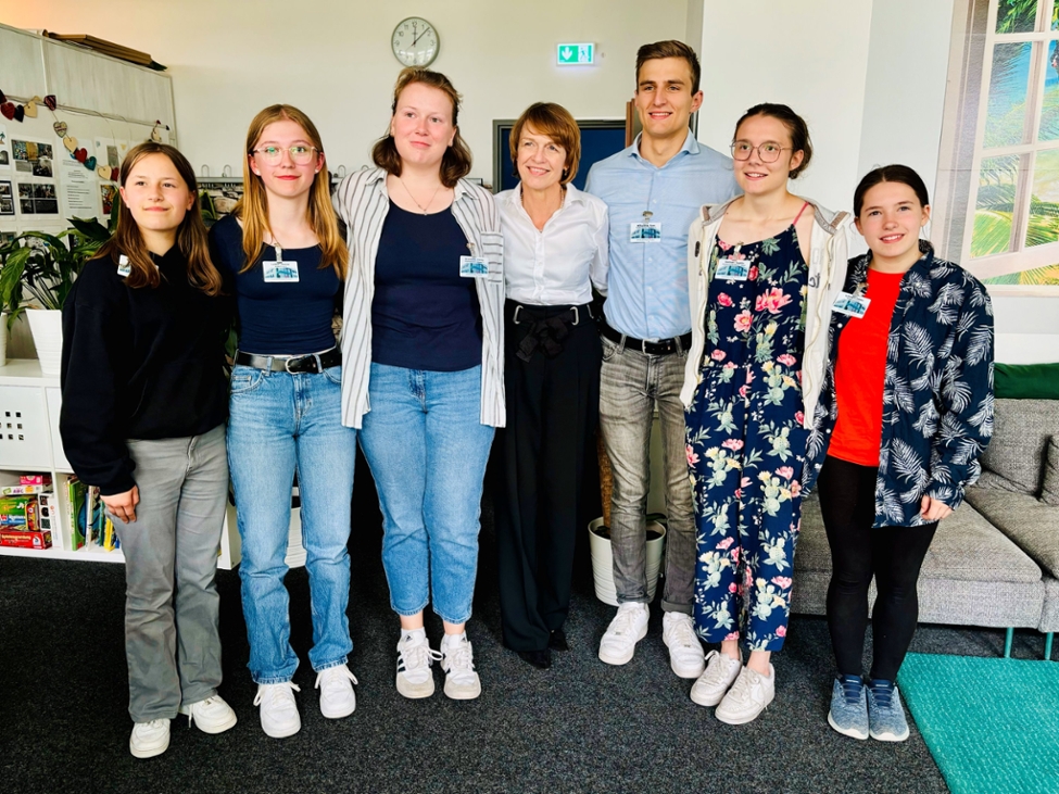 Gruppenfoto von fünf Schülerinnen und einem Schüler mit Elke Büdenbender (Mitte) (© Bundespräsidialamt) Gruppenfoto von fünf Schülerinnen und einem Schüler mit Elke Büdenbender (Mitte)