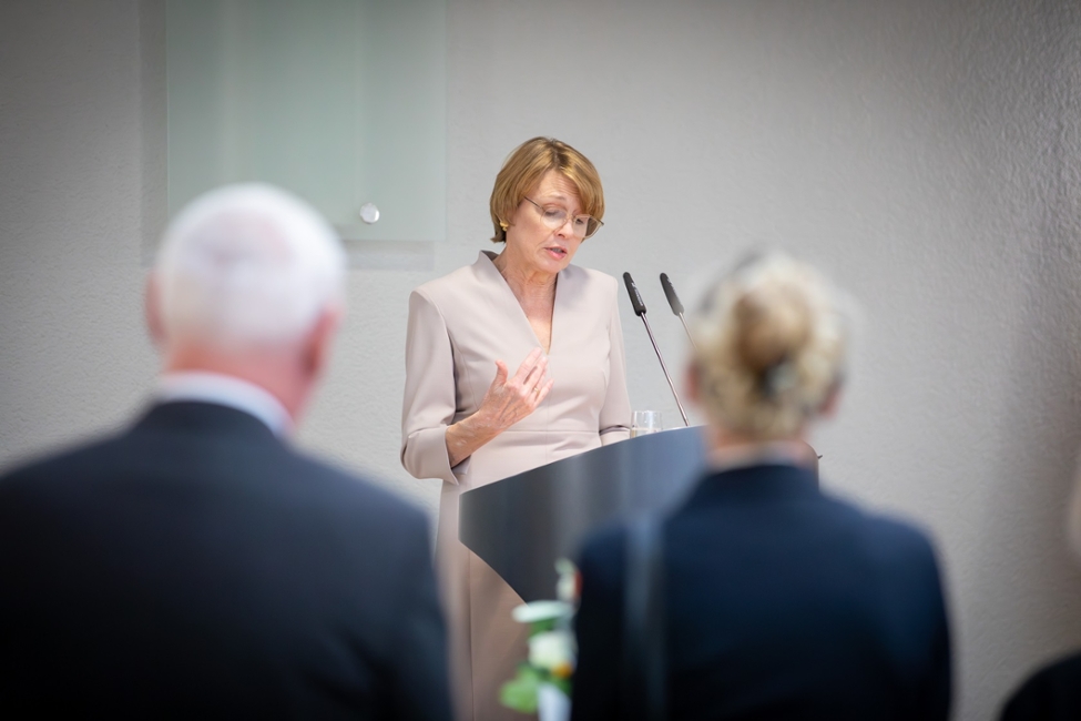 Elke Büdenbender hält eine Ansprache (© BMVg/Steve Eibe) Elke Büdenbender hält eine Ansprache