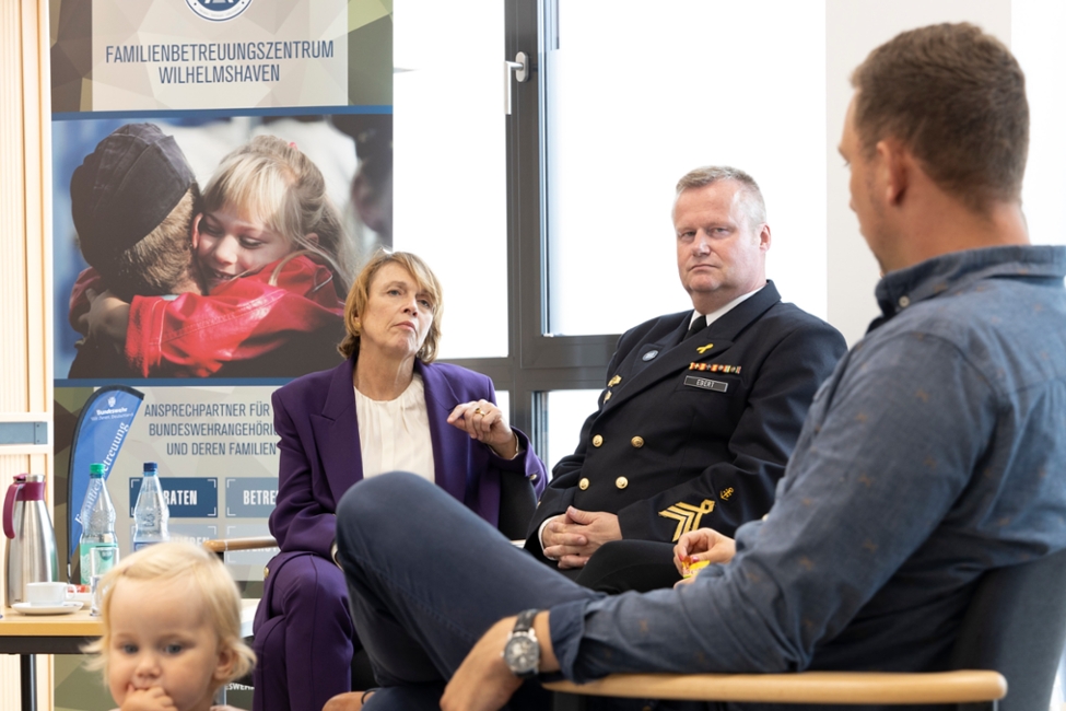 Elke Büdenbender (links) im Gespräch mit Oberstabsbootsmann Jens Uwe Ebert (Mitte) und einem weiteren Mitarbeiter im Familienbetreuungszentrum der Bundeswehr Wilhelmshaven (© Bundeswehr/Krey) Elke Büdenbender (links) im Gespräch mit Oberstabsbootsmann Jens Uwe Ebert (Mitte) und einem weiteren Mitarbeiter im Familienbetreuungszentrum der Bundeswehr Wilhelmshaven