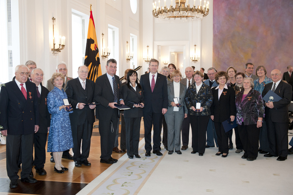 Bundespräsident Christian Wulff mit Ordensträgern im großen Saal von Schloss Bellevue