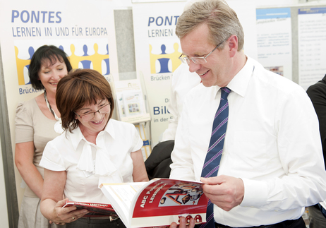 Festakt zum "Europäischen Jahr der Freiwilligentätigkeit 2011" in Görlitz - Bundespräsident Christian Wulff bei der Präsentation von Freiwilligenprojekten (© Guido Bergmann) Festakt zum "Europäischen Jahr der Freiwilligentätigkeit 2011" in Görlitz - Bundespräsident Christian Wulff bei der Präsentation von Freiwilligenprojekten