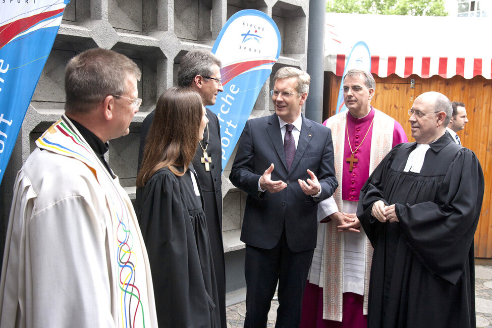 Ökumenischer Gottesdienst zur Fußball-Weltmeisterschaft der Frauen 2011 in Berlin - Bundespräsident Christian WulffBundespräsident Christian Wulff bei der Begrüßung vor der Berliner Gedächtniskirche (© Henning Schacht) Ökumenischer Gottesdienst zur Fußball-Weltmeisterschaft der Frauen 2011 in Berlin - Bundespräsident Christian WulffBundespräsident Christian Wulff bei der Begrüßung vor der Berliner Gedächtniskirche