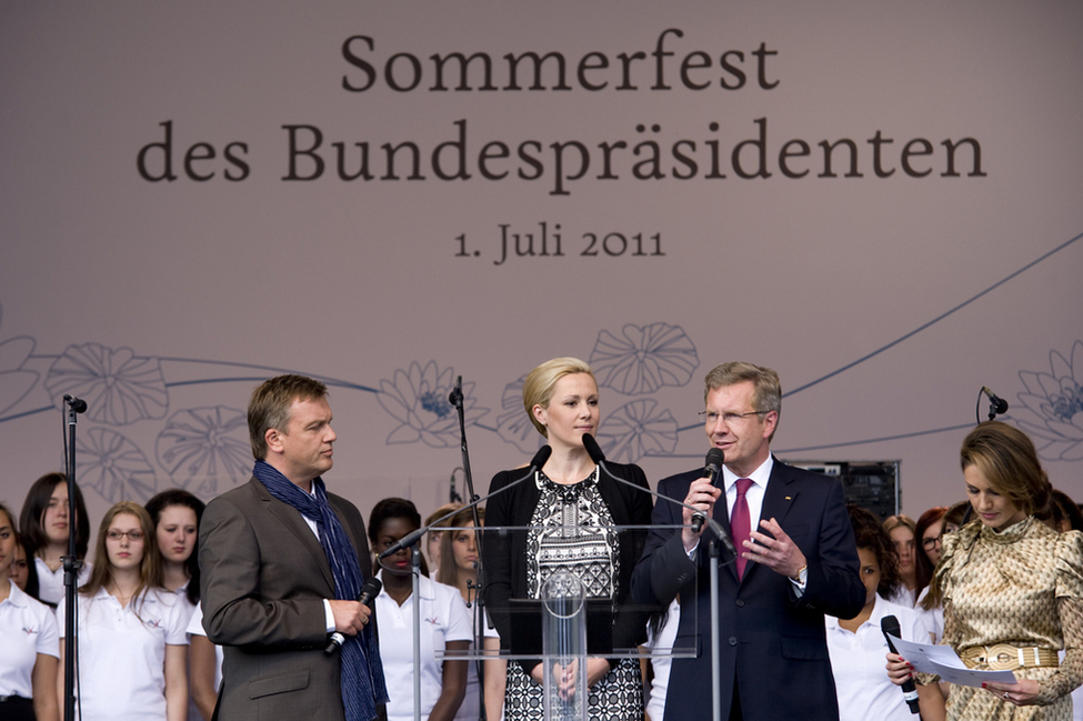 Sommerfest des Bundespräsidenten 2011 - Bundespräsident Christian Wulff und seine Frau Bettina begrüßen die Gäste im Park von Schloss Bellevue (mit den Moderatoren Nazan Eckes und Hape Kerkeling) (© Sebastian Bolesch) Sommerfest des Bundespräsidenten 2011 - Bundespräsident Christian Wulff und seine Frau Bettina begrüßen die Gäste im Park von Schloss Bellevue (mit den Moderatoren Nazan Eckes und Hape Kerkeling)