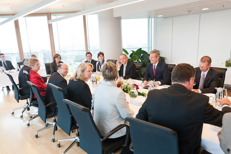 Antrittsbesuch in Nordrhein-Westfalen - Bundespräsident Christian Wulff im Gespräch mit Hannelore Kraft, Ministerpräsidentin des Landes Nordrhein-Westfalen, und den Mitgliedern der Landesregierung in der Staatskanzlei in Düsseldorf (© Guido Bergmann) Antrittsbesuch in Nordrhein-Westfalen - Bundespräsident Christian Wulff im Gespräch mit Hannelore Kraft, Ministerpräsidentin des Landes Nordrhein-Westfalen, und den Mitgliedern der Landesregierung in der Staatskanzlei in Düsseldorf