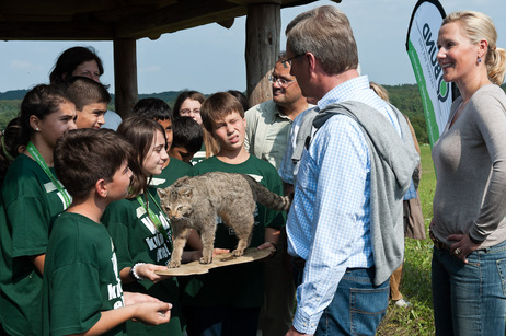 Waldprojekt mit Schülern bei Chorin - - Bundespräsident Christian Wulff und seine Frau Bettina informieren sich mit den Schülerinnen und Schülern über die Wildkatze (© Guido Bergmann) Waldprojekt mit Schülern bei Chorin - - Bundespräsident Christian Wulff und seine Frau Bettina informieren sich mit den Schülerinnen und Schülern über die Wildkatze