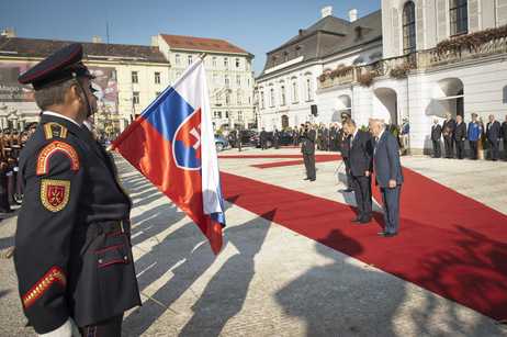 Bundespräsident Christian Wulff wird von Präsident Gašparovič am Präsidentenpalast in Bratislava mit militärischen Ehren begrüßt (© Ole Krünkelfeld) Bundespräsident Christian Wulff wird von Präsident Gašparovič am Präsidentenpalast in Bratislava mit militärischen Ehren begrüßt