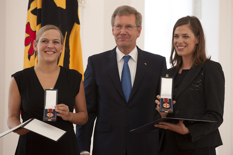 Bundespräsident Christian Wulff mit den Ordensträgerinnen Angelika Bachmann und Iris Siegfried aus Hamburg