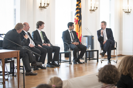 Bundespräsident Christian Wulff diskutiert mit Schülern und Lehrern (© Ole Krünkelfeld) Bundespräsident Christian Wulff diskutiert mit Schülern und Lehrern