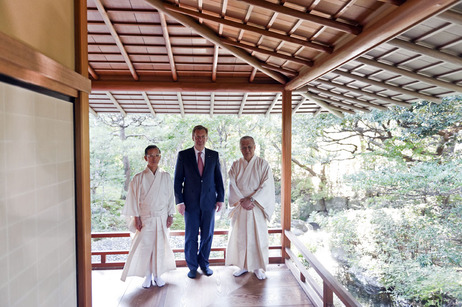 Bundespräsident Christian Wulff mit den Geistlichen des Shinto-Schreins (© Guido Bergmann) Bundespräsident Christian Wulff mit den Geistlichen des Shinto-Schreins
