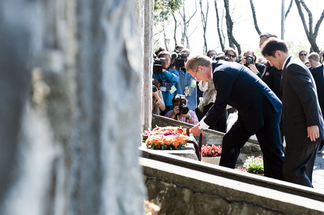 Bundespräsident Christian Wulff legt am Gedenkstein des ehemaligen Kriegsgefangenenlagers Bando einen Kranz und Blumen nieder (© Guido Bergmann) Bundespräsident Christian Wulff legt am Gedenkstein des ehemaligen Kriegsgefangenenlagers Bando einen Kranz und Blumen nieder