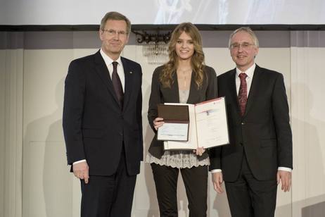 Bundespräsident Christian Wulff mit der Preisträgerin Constanze Wollenweber aus Weinheim und Lothar Dittmer, Vorstand der Körber-Stiftung (© Jesco Denzel) Bundespräsident Christian Wulff mit der Preisträgerin Constanze Wollenweber aus Weinheim und Lothar Dittmer, Vorstand der Körber-Stiftung
