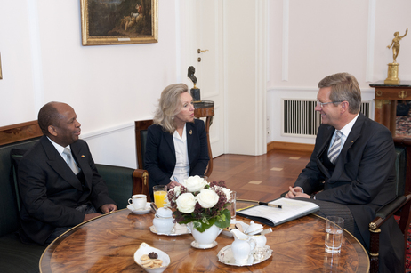Bundespräsident Christian Wulff im Gespräch mit dem Botschafter der Republik Mosambik, Paulo Samuel da Conceição (l.) (© Sebastian Bolesch) Bundespräsident Christian Wulff im Gespräch mit dem Botschafter der Republik Mosambik, Paulo Samuel da Conceição (l.)