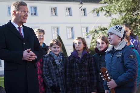 Bundespräsident Christian Wulff mit den Schülerinnen und Schülern vor Schloss Bellevue (© Steffen Kugler) Bundespräsident Christian Wulff mit den Schülerinnen und Schülern vor Schloss Bellevue