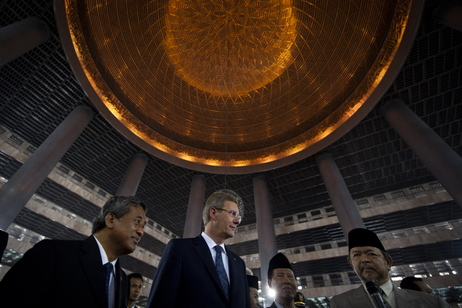 Bundespräsident Christian Wulff besichtigt die Istiqlal-Moschee (© Steffen Kugler) Bundespräsident Christian Wulff besichtigt die Istiqlal-Moschee