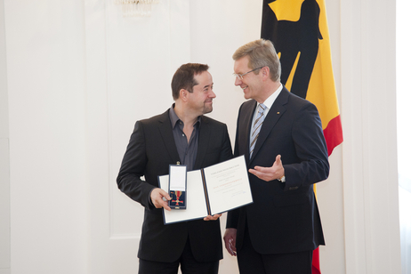 Bundespräsident Christian Wulff zeichnet den Schauspieler Jan Josef Liefers für sein soziales Engagement aus (© Sebastian Bolesch) Bundespräsident Christian Wulff zeichnet den Schauspieler Jan Josef Liefers für sein soziales Engagement aus