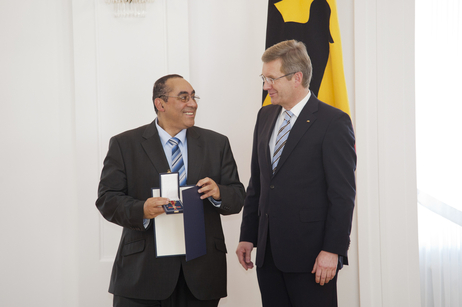 Bundespräsident Christian Wulff zeichnet den evangelischen Pfarrer Austen Peter Brandt für ein Engagement gegen Rechtsextremismus aus (© Sebastian Bolesch) Bundespräsident Christian Wulff zeichnet den evangelischen Pfarrer Austen Peter Brandt für ein Engagement gegen Rechtsextremismus aus