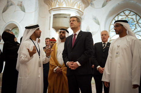 Bundespräsident Christian Wulff besichtigt die Scheich Zayed-Moschee (© Jesco Denzel) Bundespräsident Christian Wulff besichtigt die Scheich Zayed-Moschee