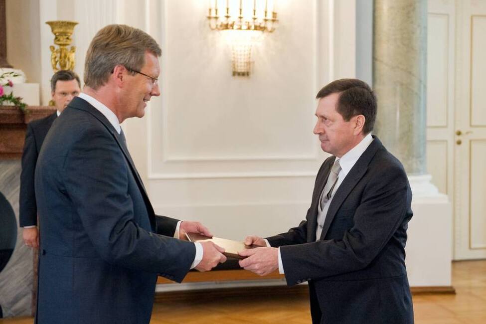 Bundespräsident Christian Wulff nimmt das Beglaubigungsschreiben des Botschafters der Russischen Föderation, Wladimir Grinin, entgegen (© BPA) Bundespräsident Christian Wulff nimmt das Beglaubigungsschreiben des Botschafters der Russischen Föderation, Wladimir Grinin, entgegen