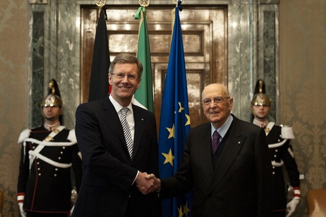 Staatsbesuch in Italien - Bundespräsident Christian Wulff wird vom italienischen Staatspräsidenten Giorgio Napolitano im Präsidialpalast in Rom begrüßt (© Steffen Kugler) Staatsbesuch in Italien - Bundespräsident Christian Wulff wird vom italienischen Staatspräsidenten Giorgio Napolitano im Präsidialpalast in Rom begrüßt