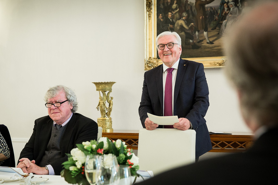 Bundespräsident Frank-Walter Steinmeier und Elke Büdenbender beim Abendessen zu Ehren von Tilman Spengler im Schinkelsaal von Schloss Bellevue 