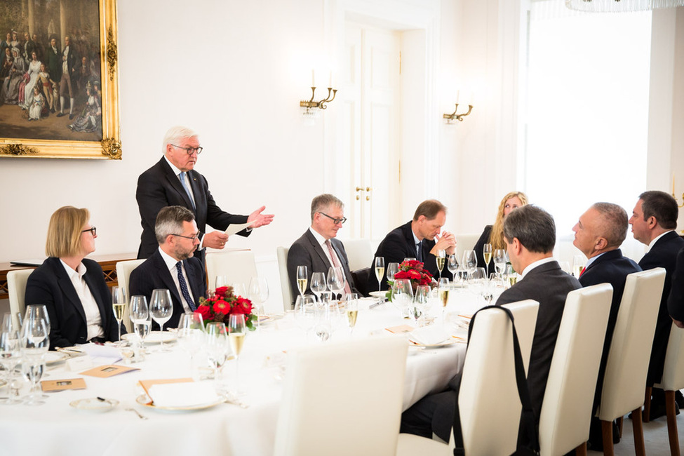 Bundespräsident Frank-Walter Steinmeier hält eine Tischrede beim Mittagessen mit dem Präsidenten der Republik Albanien im Schinkelsaal von Schloss Bellevue 