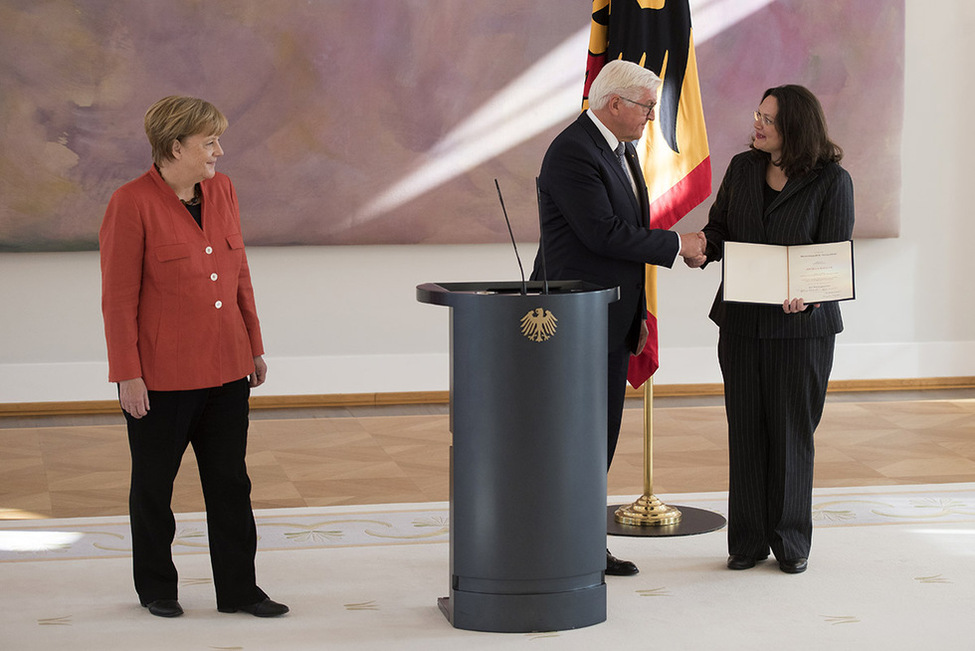 Bundespräsident Frank-Walter Steinmeier händigt die Entlassungsurkunde an Andrea Nahles bei der Entlassung der Bundesministerin für Arbeit und Soziales im Großen Saal von Schloss Bellevue