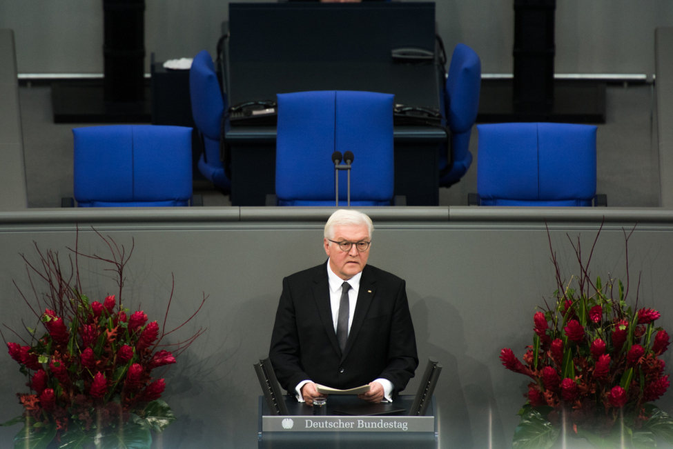 Bundespräsident Frank-Walter Steinmeier spricht bei der zentralen Gedenkstunde zum Volkstrauertag das Totengedenken im Deutschen Bundestag