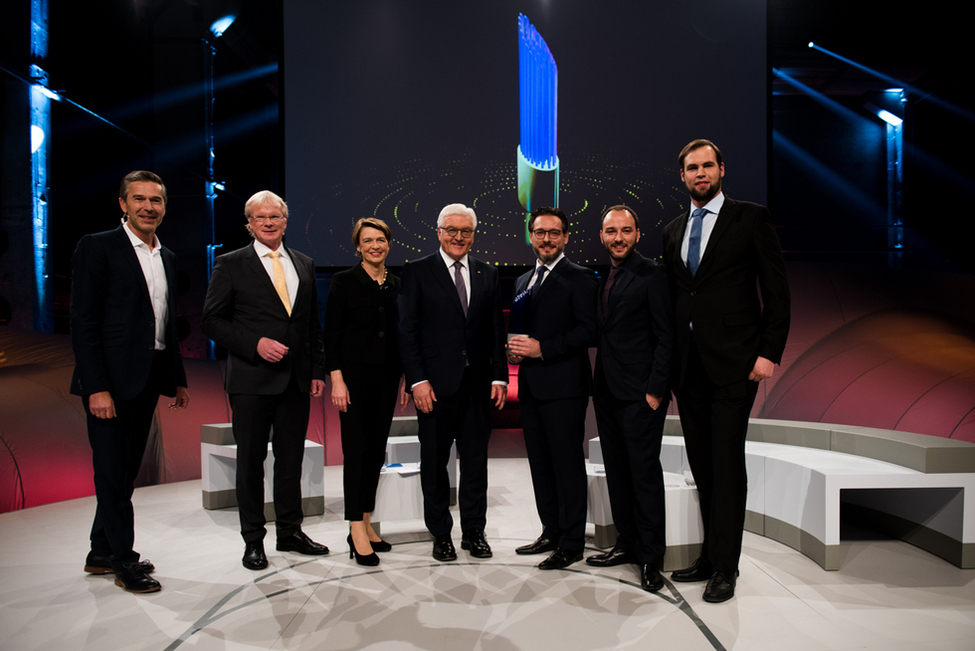 Bundespräsident Frank-Walter Steinmeier gratuliert dem Gewinnerteam des Deutschen Zukunftspreises 2017 für ihr Projekt 'Mittelpunkt Mensch – Roboterassistenten für eine leichtere Zukunft'