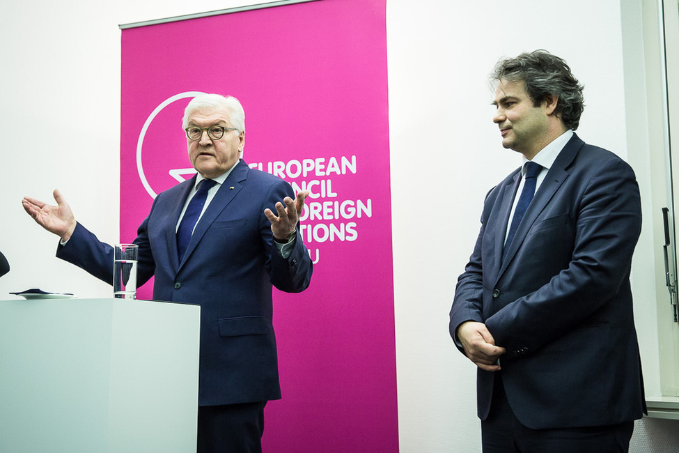 Bundespräsident Frank-Walter Steinmeier hält Begrüßungsworte in den neuen Räumlichkeiten des  European Council on Foreign Relations (ECFR) neben Mark Leonard, Geschäftsführer der ECFR Deutschland GmbH, in Berlin 