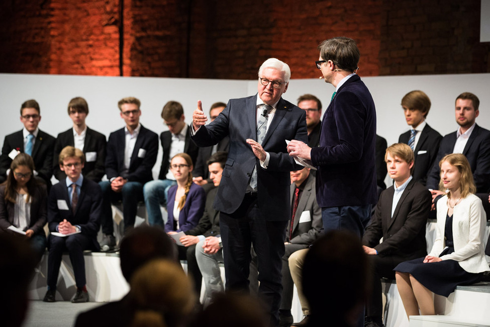Bundespräsident Frank-Walter Steinmeier mit dem Moderator Ralf Caspers vor dem Gespräch mit Jugend forscht- und Zukunftspreis-Gewinnern über „Digitalisierung als Innovationsmotor – Chancen und Herausforderungen“ in Berlin