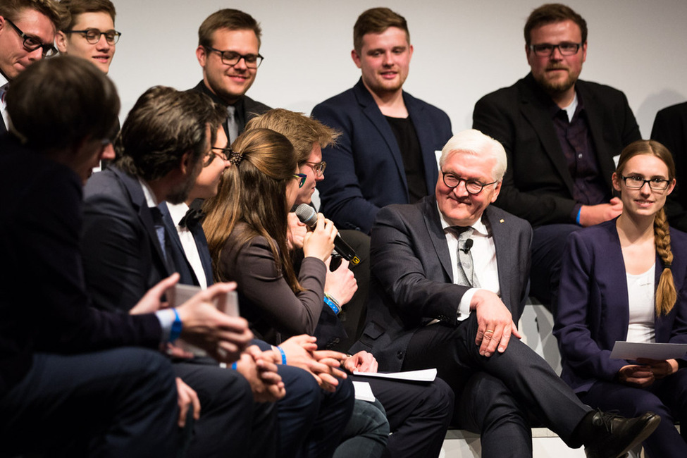 Bundespräsident Frank-Walter Steinmeier im Gespräch mit Jugend forscht- und Zukunftspreis-Gewinnern über „Digitalisierung als Innovationsmotor – Chancen und Herausforderungen“ in Berlin