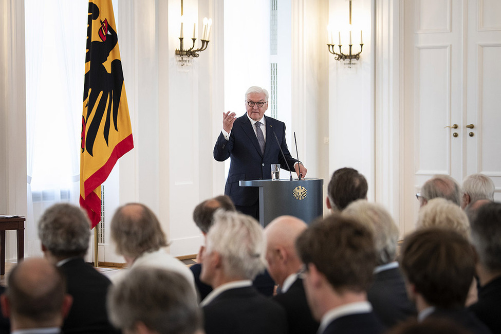 Bundespräsident Frank-Walter Steinmeier hält eine Ansprache bei der Veranstaltung "200 Jahre Karl Marx – ein Podiumsgespräch über Geschichte und Aktualität" im Großen Saal in Schloss Bellevue 