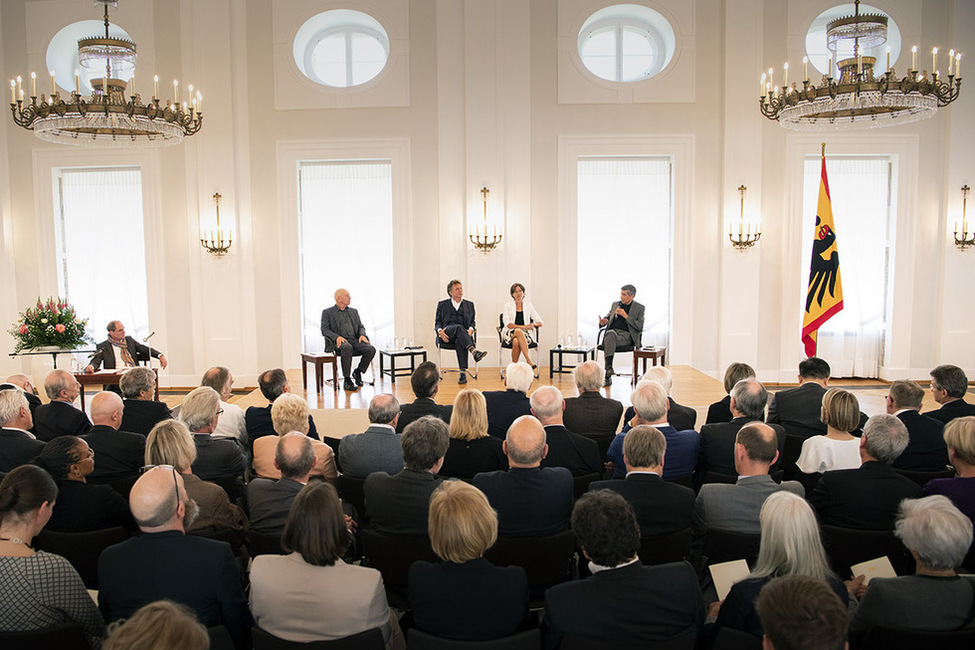 Bundespräsident Frank-Walter Steinmeier nimmt an der Veranstaltung "200 Jahre Karl Marx – ein Podiumsgespräch über Geschichte und Aktualität" im Großen Saal in Schloss Bellevue teil