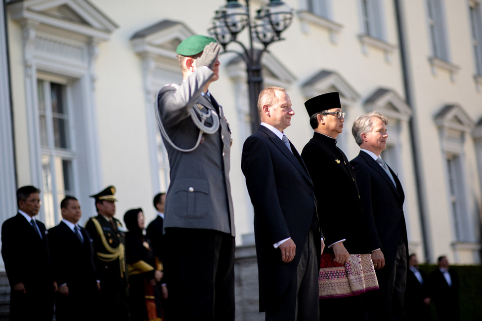 Hissen der Flagge beim kleinen militärischen Zeremoniell für den Botschafter aus der Republik Indonesien, Arif Havas Oegroseno, im Ehrenhof von Schloss Bellevue anlässlich der Akkreditierung von Botschaftern