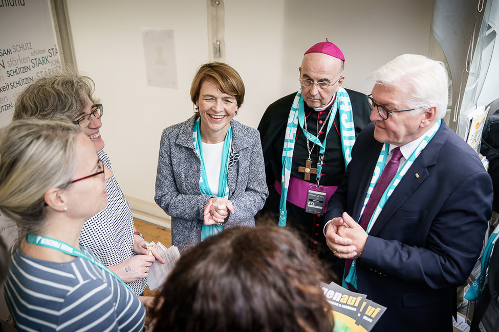 Bundespräsident Frank-Walter Steinmeier und Elke Büdenbender im Gespräch mit Vertreterinnen der Bundeskonferenz der kirchlichen Präventionsbeauftragten auf der Kirchenmeile des 101. Deutschen Katholikentages in Münster