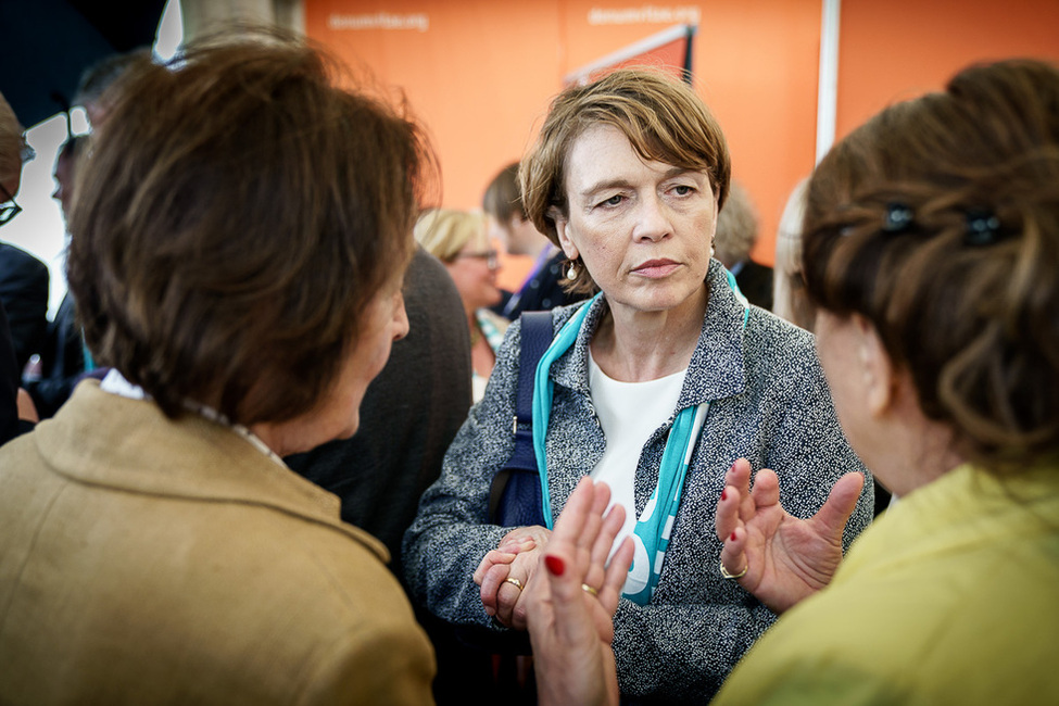 Elke Büdenbender im Gespräch mit Vertreterinnen von donum vitae zur Förderung des Schutzes des menschlichen Lebens e. V. auf der Kirchenmeile des 101. Deutschen Katholikentages in Münster