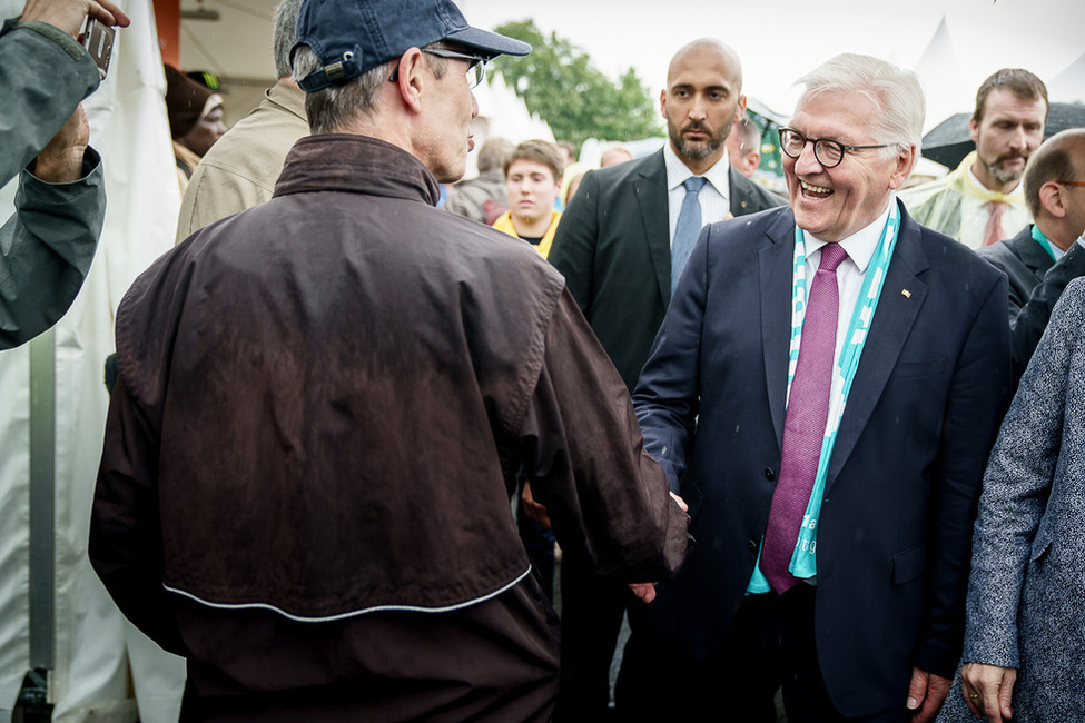 Bundespräsident Frank-Walter Steinmeier und Elke Büdenbender treffen Gläubige beim Besuch der Kirchenmeile des 101. Deutschen Katholikentages in Münster