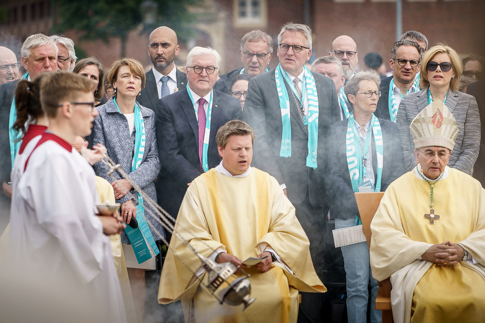 Bundespräsident Frank-Walter Steinmeier und Elke Büdenbender bei der Eucharistiefeier zum Hochfest Christi Himmelfahrt beim 101. Deutschen Katholikentag in Münster