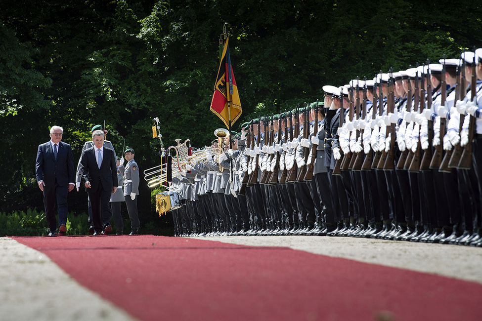 Bundespräsident Frank-Walter Steinmeier und der Präsident der Republik Kolumbien, Juan Manuel Santos Calderón, schreiten gemeinsam die Ehrenformation im Park von Schloss Bellevue ab anlässlich der Begrüßung mit militärischen Ehren 