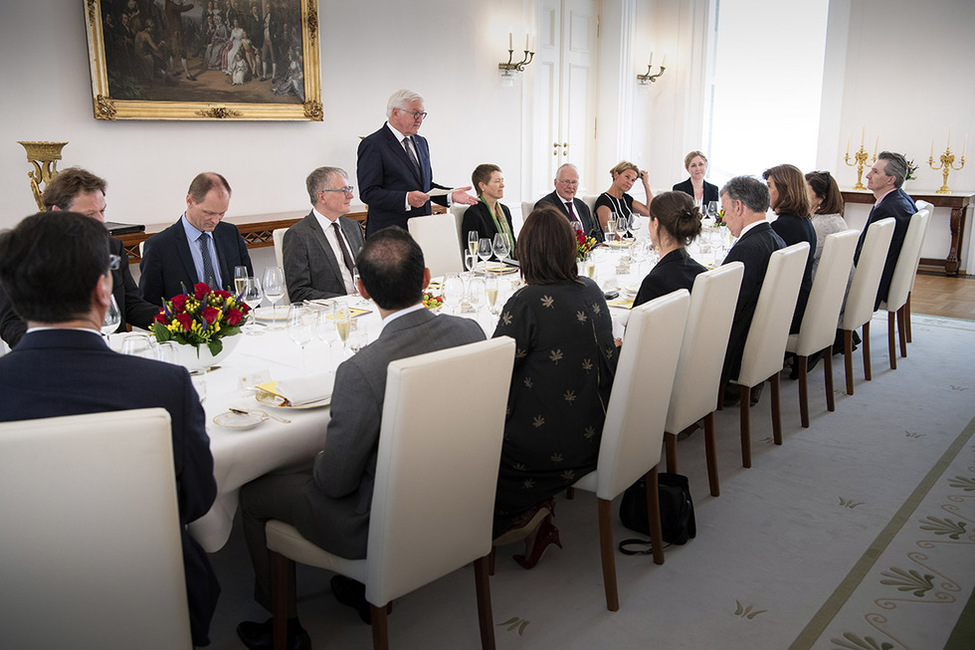 Bundespräsident Frank-Walter Steinmeier hält eine Tischrede anlässlich des Besuchs des Präsidenten der Republik Kolumbien, Juan Manuel Santos Calderón, im Schinkelsaal von Schloss Bellevue 