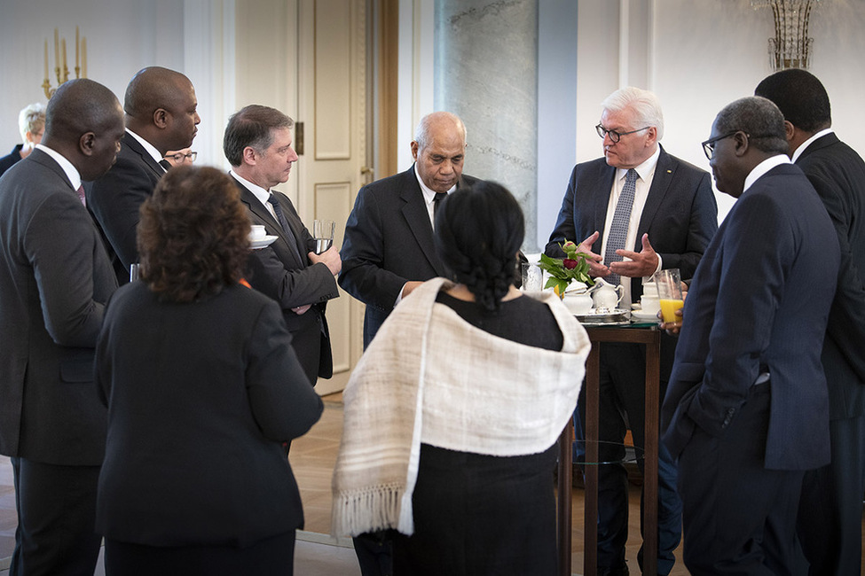 Bundespräsident Frank-Walter Steinmeier im Gespräch mit VN-Botschaftern aus New York im Langhanssaal von Schloss Bellevue 