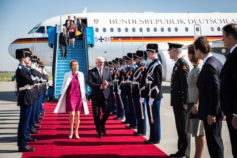 Bundespräsident Frank-Walter Steinmeier und Elke Büdenbender bei der Ankunft in Amsterdam anlässlich des offiziellen Besuchs im Königreich‎ der Niederlande