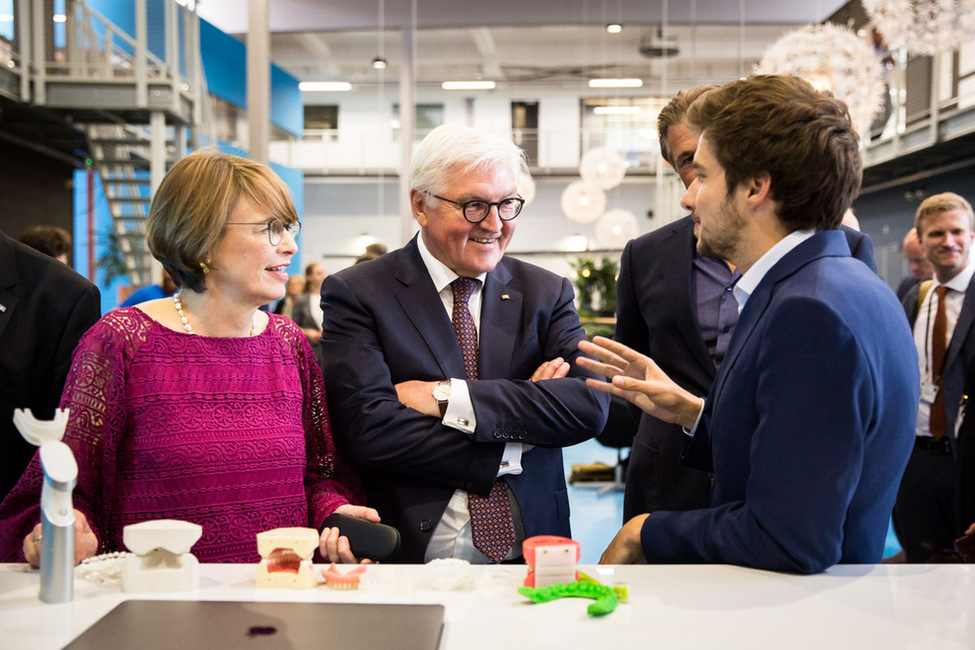 Bundespräsident Frank-Walter Steinmeier und Elke Büdenbender bei der Präsentation ausgewählter Start-ups während eines Rundgangs durch das Gründerzentrum YES!Delft