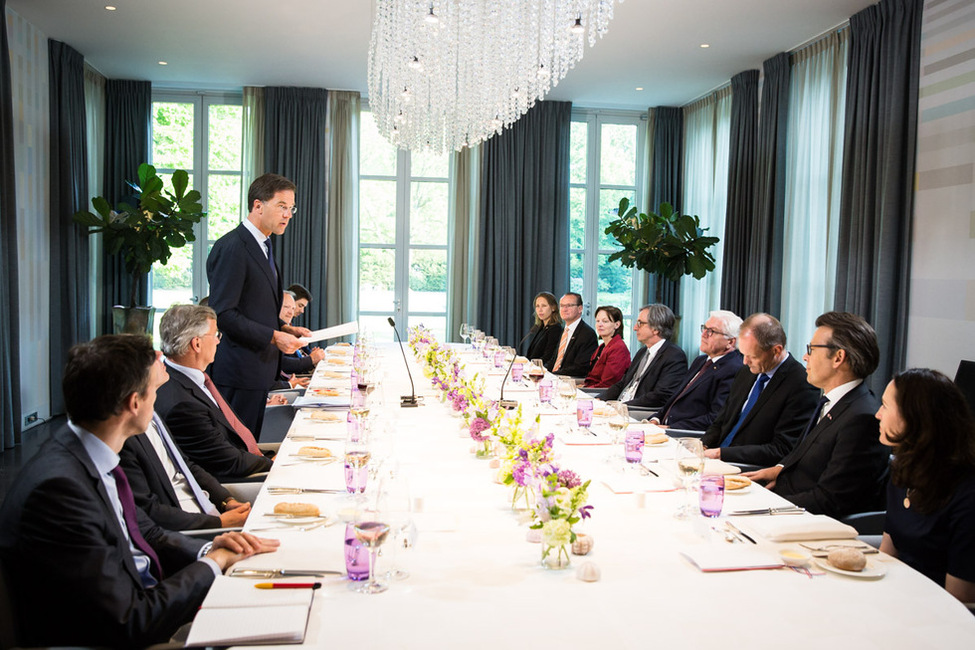 Bundespräsident Frank-Walter Steinmeier bei einer Rede von Ministerpräsident Mark Rutte beim Abendessen, gegeben vom Ministerpräsidenten, in der Residenz Catshuis in Den Haag