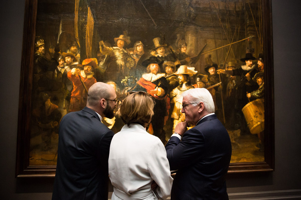 Bundespräsident Frank-Walter Steinmeier und Elke Büdenbender werden vom Kurator für frühe niederländische Malerei, Matthias Ubl, durch die Ehrengalerie des Rijksmuseums in Amsterdam geführt