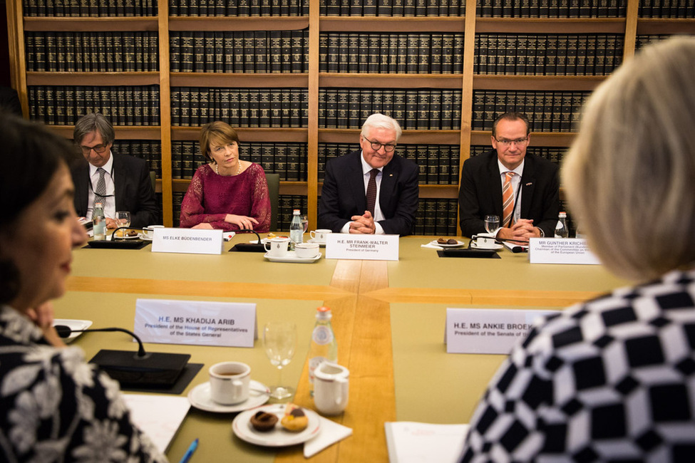 Bundespräsident Frank-Walter Steinmeier und Elke Büdenbender im Gespräch mit den Vorsitzenden der Ersten und Zweiten Kammer und weiteren Abgeordneten im Parlament in Den Haag