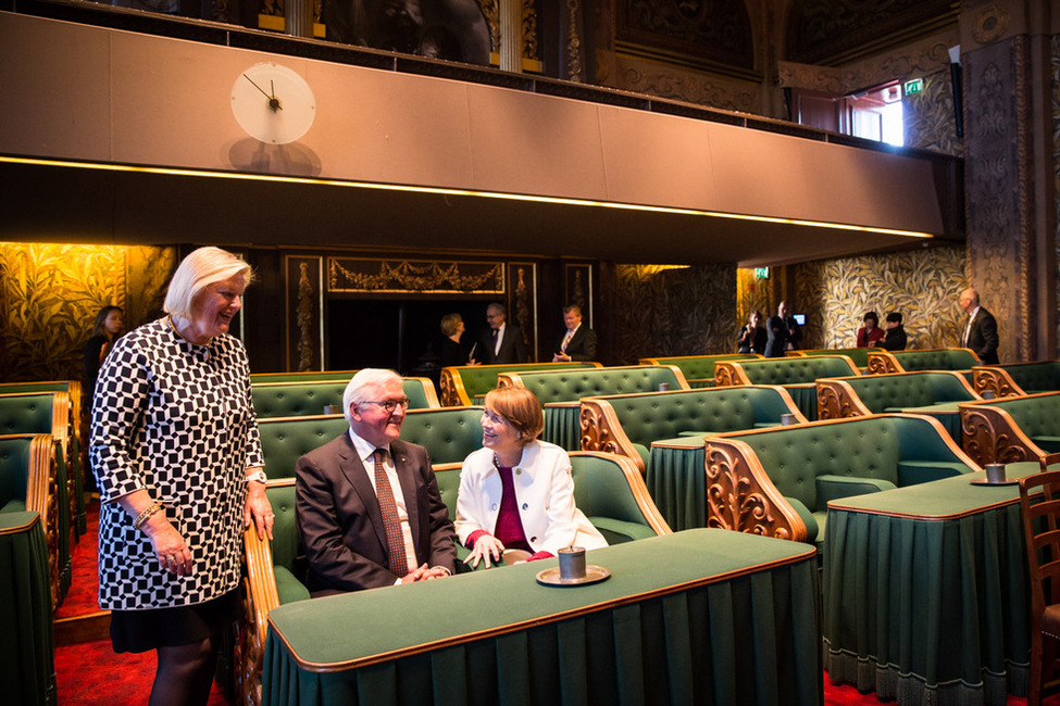 Bundespräsident Frank-Walter Steinmeier und Elke Büdenbender im Sitzungssaal der Ersten Kammer im Parlament in Den Haag