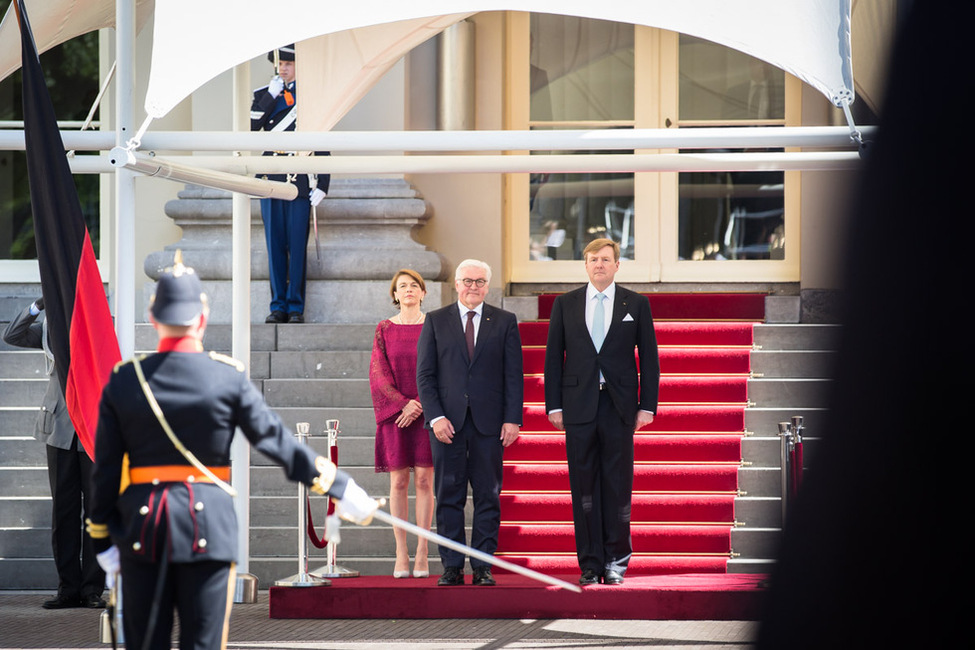 Bundespräsident Frank-Walter Steinmeier und Elke Büdenbender werden mit militärischen Ehren von König Willem-Alexander im Königspalast Paleis Noordeinde in Den Haag anlässlich ihres offiziellen Besuchs im Königreich der Niederlande begrüßt